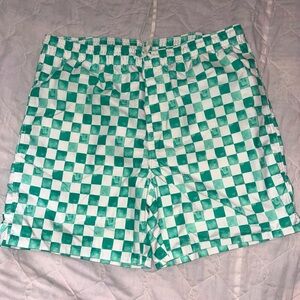 Men Old Navy swim shorts.  XXL, 6 inch inseam.  Slightly wore…LIKE NEW